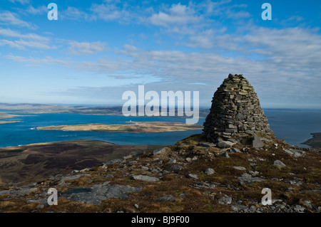 dh HOY SUONO ORKNEY Cuilags cima cairn Hoy Hills vista di Scapa Flow Graemsay isole Orkney Foto Stock