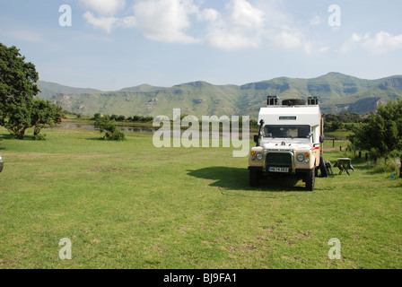 Un land rover camper parcheggiato da un lago in Sud Africa Foto Stock