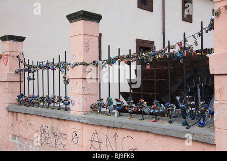 Lucchetti fissato da amare le coppie a recinzione in Praga Foto Stock