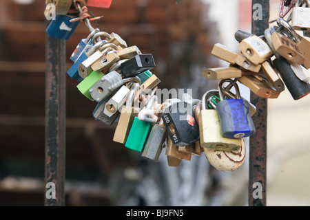 Lucchetti fissato da amare le coppie a recinzione in Praga Foto Stock