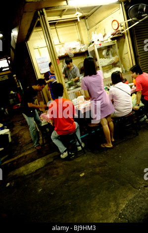 Piccolo ristorantino nel mercato pratunam , ratchathew, bangkok , Thailandia Foto Stock