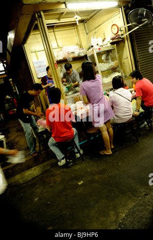 Piccolo ristorantino nel mercato pratunam , ratchathew, bangkok , Thailandia Foto Stock