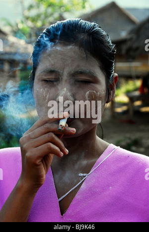 Karen donne fumatori erbaccia, umpium Refugee Camp(thai confine birmano) , a sud di Mae Sot , tak,thailandia Foto Stock