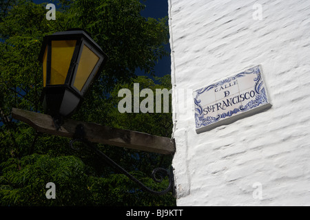 Il vecchio stile lampione parete dipinta di bianco con piastrelle di ceramica in nome della strada platecalle de san franscisco centro storico Barrio Historico colonia Foto Stock