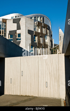 dh Scottish Parliament HOLYROOD EDINBURGH Scotland parliament Building design decorato porte di sicurezza architettura moderna Foto Stock