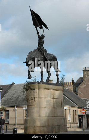 Statua di bronzo di caricabatterie cavalcato da gioventù tenendo standard. Segna la vittoria nel 1514 della gioventù locale su inglese predoni. Foto Stock