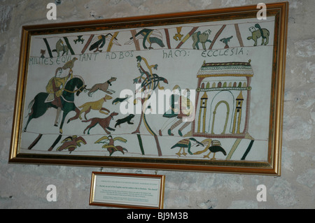 Copia della sezione dell'Arazzo di Bayeux raffigurante il sassone arco della Chiesa della Santa Trinità, Bosham, vicino a Chichester, West Sussex. Foto Stock