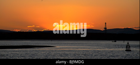 Tramonto sul porto di Poole da banchi di sabbia Foto Stock