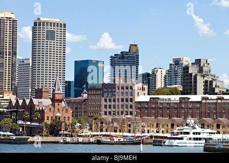 Sydney CBD con le rocce davanti, Australia Foto Stock