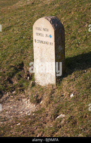 Sentiero marcatore sul percorso di cresta che mostra la distanza Ulwell e Studland Rd Foto Stock