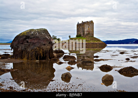 Castle Stalker sul latch di bloccaggio di un ingresso del Loch Linnhe vicino a Port Appin in Argyll, Scotland, Regno Unito Foto Stock