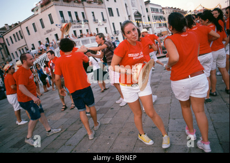 Venezia, Luglio 2008 - Festa del Redentore. Il bacino di San Marco comincia a riempire con un massimo con barche di tutti i tipi al tramonto come Venetian Foto Stock