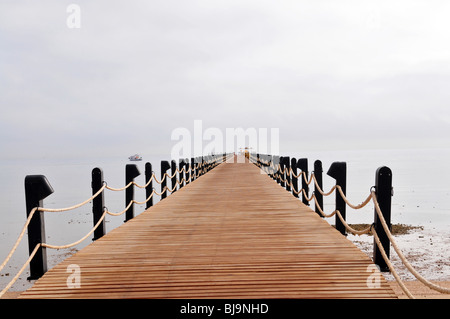 Passerella sul mare la mattina presto Foto Stock