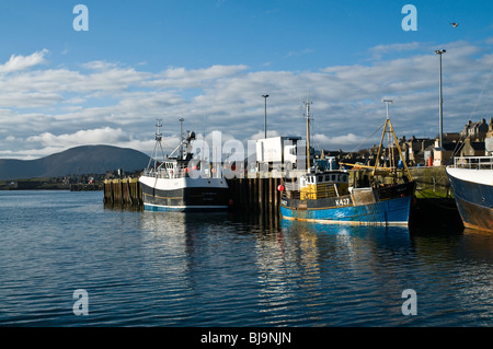 Dh Stromness harbour STROMNESS ORKNEY barche da pesca a fianco di quay Stromness porto Molo barca scozia gb Foto Stock
