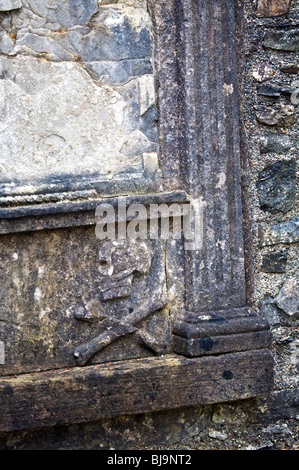 Scultura di un teschio e Ossa Croce su una cappella in rovina vicino castello di Dunstaffnage, Argyll and Bute, Scotland, Regno Unito Foto Stock