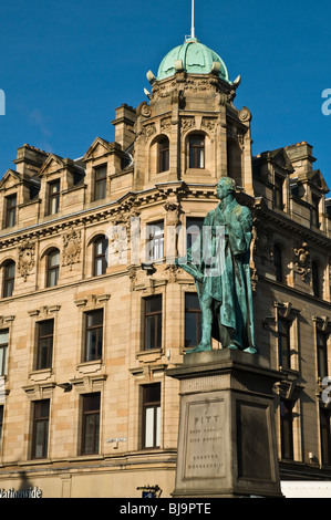 Dh GEORGE STREET EDINBURGH William Pitt il Primo Ministro statua Fredrick Street George street Foto Stock