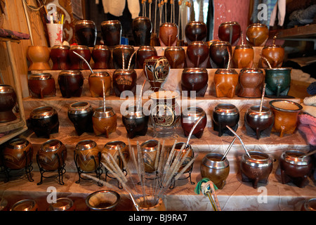 Stallo del mate gourd su artigianato stallo fatto tutto artigianelmente feria de la cuidad mercato artigianale Colonia del Sacramento Uruguay Foto Stock