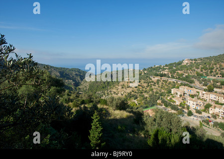 Guardando verso il mare dalla chiesa a Deia Mallorca Spagna Spain Foto Stock