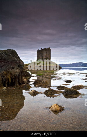 Castle Stalker sul latch di bloccaggio di un ingresso del Loch Linnhe vicino a Port Appin in Argyll, Scotland, Regno Unito Foto Stock