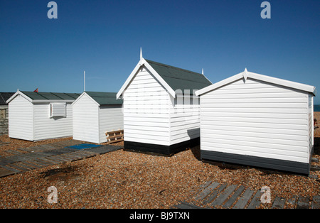 Pitturato di bianco, fishermens capanne in legno su Walmer la spiaggia di ciottoli, Kent, Regno Unito Foto Stock