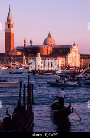 Venezia, Luglio 2008 -- San Giorgio Maggiore durante la Festa del Redentore. Il bacino di San Marco comincia a riempire con un massimo con barche di al Foto Stock