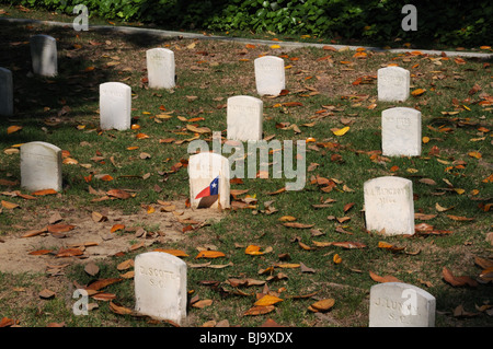 In Augusta, Georgia della Magnolia cimitero sono centinaia di tombe di soldati confederati i cui corpi sono rimasti non reclamata. Foto Stock