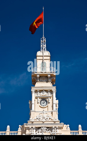 Il Comitato del Popolo (ex l'Hotel de Ville) che mostra i dettagli della Torre dell’Orologio, ho Chi Minh City (Saigon), Vietnam, Sud-est asiatico Foto Stock