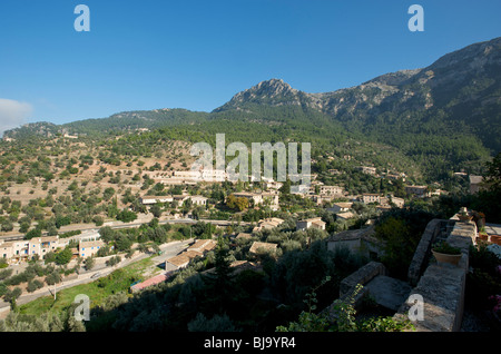 Esaminando le montagne dietro Deia Mallorca Spagna Spain Foto Stock