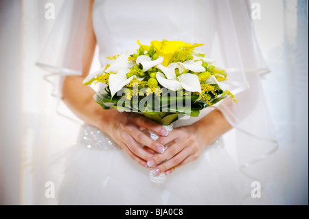 Sposa tenendo il mazzo di nozze Foto Stock