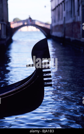 Venezia, Luglio 2008 -- La gondola è un veneziano tradizionale barca a remi. L'ornamento in alluminio sulla parte anteriore della barca è chiamato Foto Stock