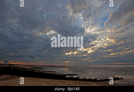 Nuvole sopra il mare, Nettuno Pub,Whitstable Beach, whitstable kent, Inghilterra Foto Stock