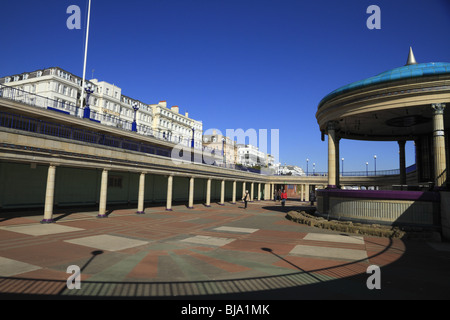 Eastbourne Bandstand, guardando ad Est con Grand Parade in background. Foto Stock