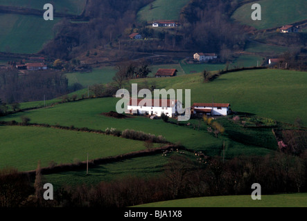 Cascina agricola Agriturismo terra di pascolo nei Paesi Baschi francesi nel villaggio di Itxassou Francia Europa Foto Stock