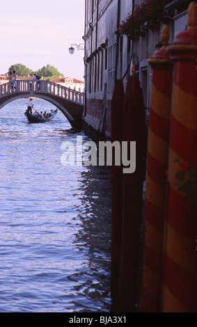 Venezia, Luglio 2008 -- La gondola è un veneziano tradizionale barca a remi. Foto Stock