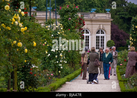 Parigi, Francia, Parchi urbani, paesaggio primaverile, gruppo di persone che visitano i Giardini delle rose "Bois de Boulogne", jardin de bagatelle » biodiversité urbanization, Orangerie Rose Foto Stock
