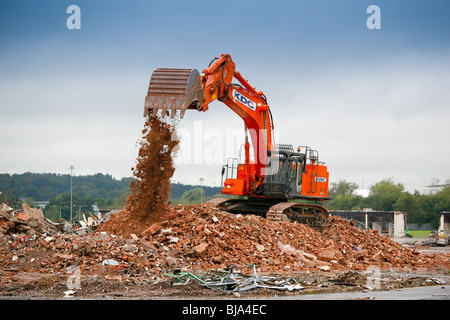 Un lavoro di scavo sulla demolizione di impianti industriali di un sito. Foto Stock