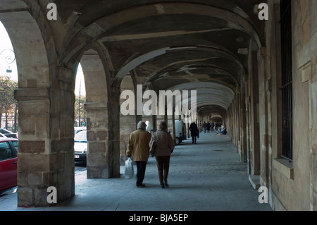 Parigi, Francia, Street Scene, Place des Vosges, passeggiata di coppia, vista panoramica, le Marais, Arches, coppia che cammina dietro Foto Stock