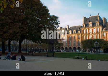 Parigi, Francia, parchi pubblici "Place des Vosges", Vista panoramica, autunno square Foto Stock