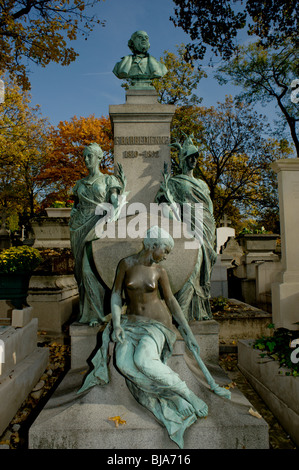 Parigi, Francia - "Pere Lachaise' cimitero, monumento di arte pubblica le statue sulle tombe, Parco urbano Foto Stock