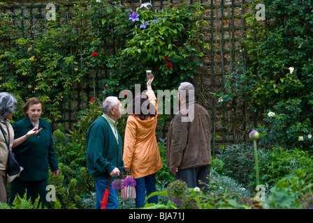 Parigi, Francia, Parchi pubblici, attività per anziani, Coppie che visitano il Giardino delle Rose Jardin de Bagatelle nel Parco di Boulogne, pensionato divertimento per i pensionati Foto Stock