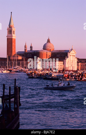 Venezia, Luglio 2008 -- San Giorgio Maggiore durante la Festa del Redentore. Il bacino di San Marco comincia a riempire con un massimo con barche di al Foto Stock