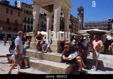 Verona, luglio 2008 -- i turisti di Piazza delle Erbe a Verona, Italia. Foto Stock