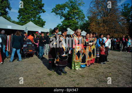 Parigi, Francia - Ritratto di gruppo, tibetani vestiti in costumi tradizionali al Festival Tibetano, autunno, celebrando diverse culture Foto Stock