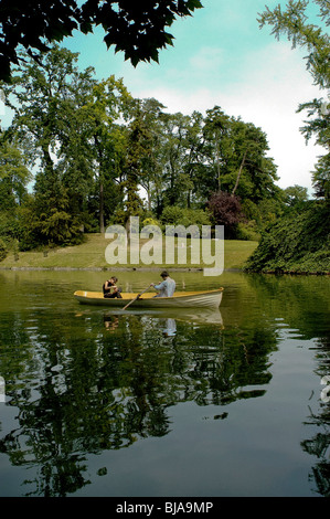 Parigi, Francia - parco urbano, paesaggio, estate, giovane canoa sulle sponde di un lago. Foto Stock