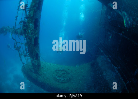 Due sommozzatori nuoto attraverso gli imbuti di Salem Express relitto Foto Stock