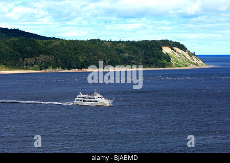 La nave di crociera su una crociera di osservazione delle balene vicino a Tadoussac, provincia del Québec in Canada Foto Stock