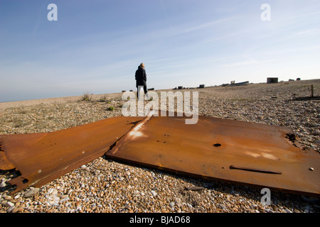 Rottami di metallo arrugginiti gettati su una desolata Dungeness Beach, Kent, Regno Unito Foto Stock