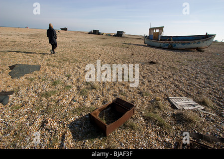 Rifiuti e rottami di metallo sulla spiaggia di Dungeness, nel Kent. REGNO UNITO Foto Stock
