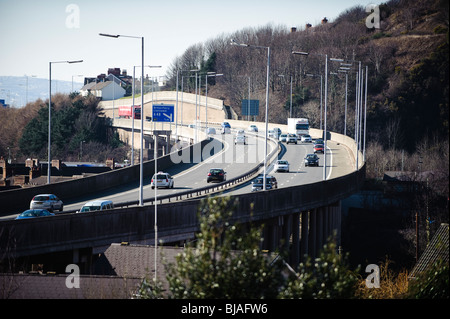 Una sezione in alzata dell'autostrada M4 a Port Talbot, South Wales, Regno Unito Foto Stock