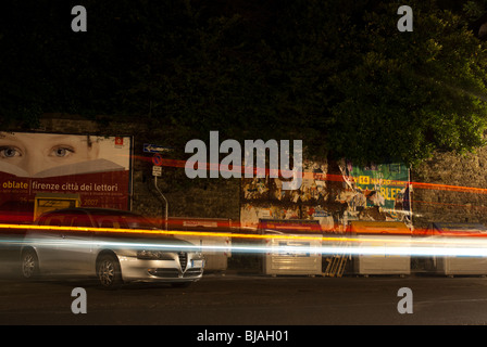 Argento Alfa Romeo parcheggiato di notte Foto Stock